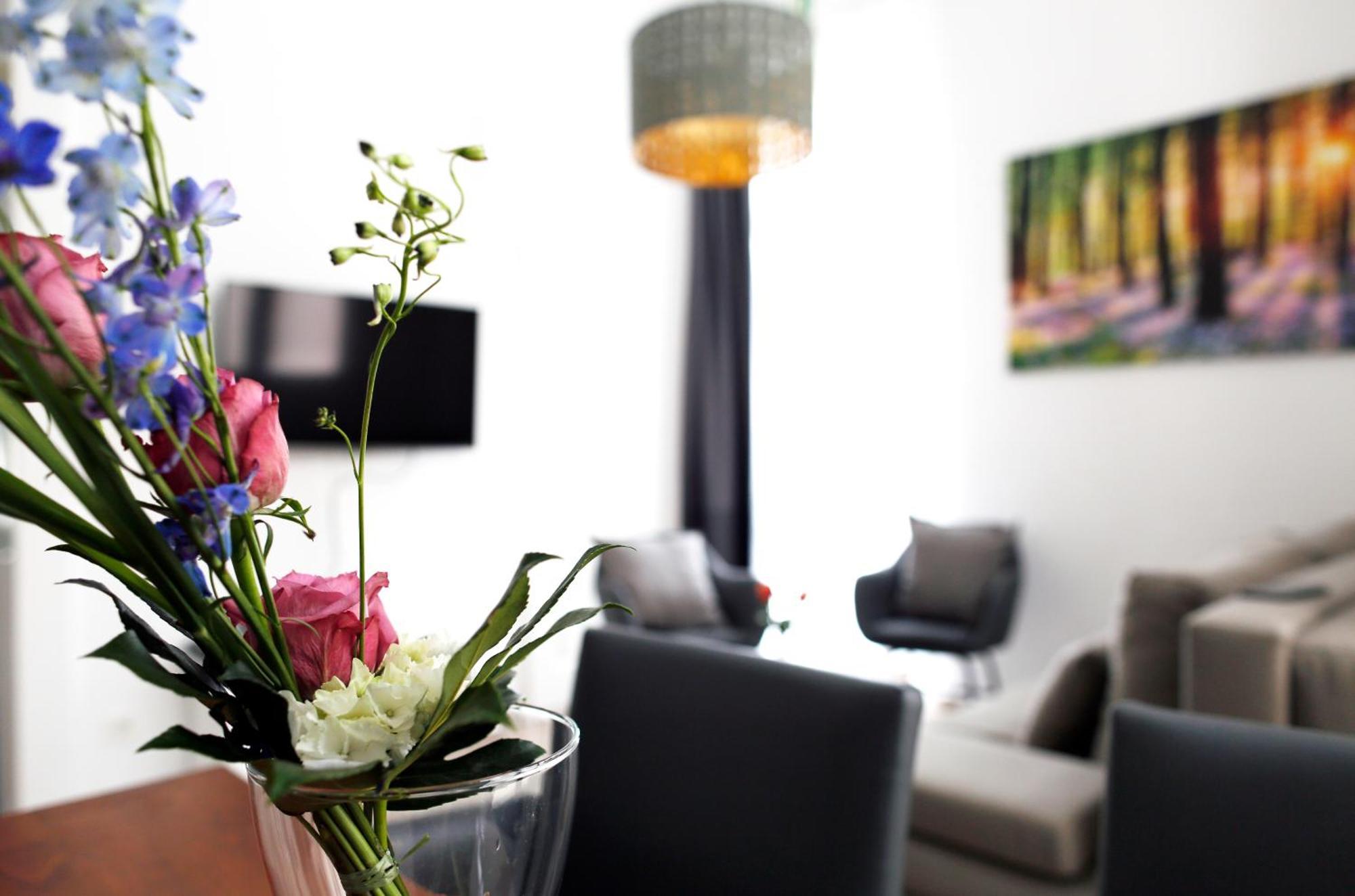 Nieb By Rockchair Apartments L Superhost Status L 3 Bedrooms Boxspringbeds 3 Bathrooms In Center "Kurfuerstendamm" - Cozy Family & Business Flair Welcomes You! Berlin Exterior photo